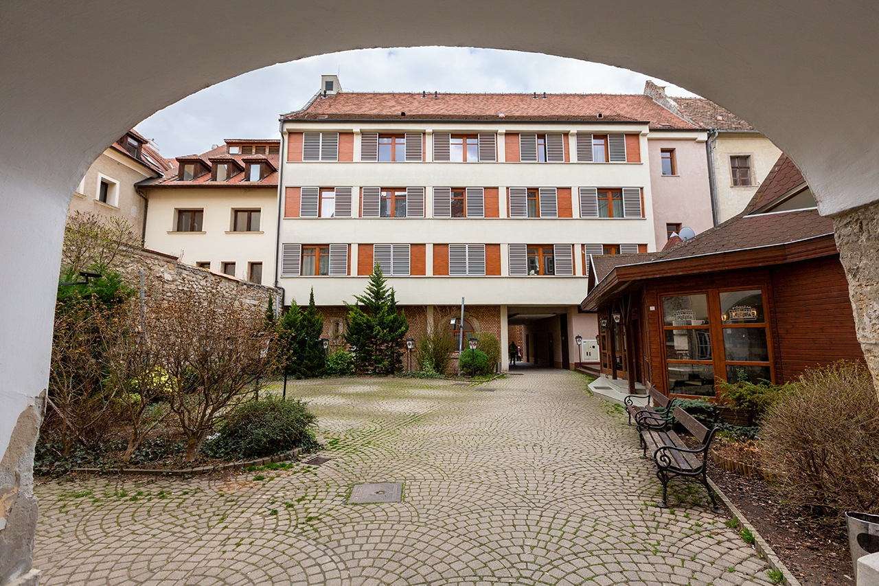 Kollégiumunk Sopron történelmi belvárosában található.