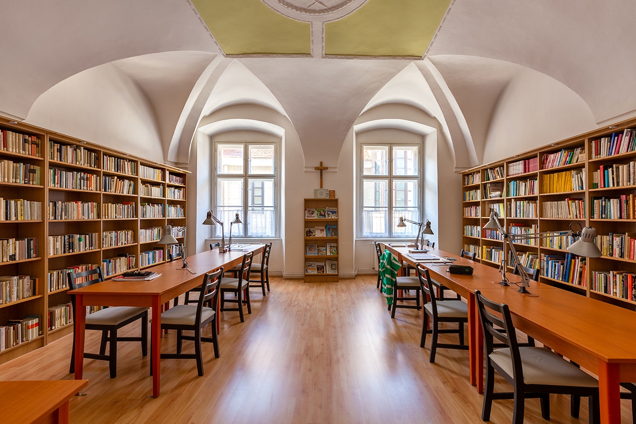 Ugyanerről a folyosóról nyílik a kb. 2500 kötetes könyvtárunk. Csendes zúg a kollégiumban, ideális hely az elmélyült tanulásra, olvasásra. 